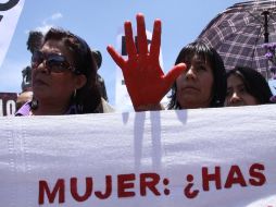 Un tercio de los crímenes contra las mujeres se perpetraron con armas de fuego. ARCHIVO  /