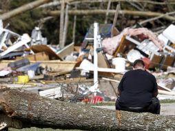 En Illinois, seis personas murieron tras ser aplastadas por una casa levantada de sus cimientos por los fuertes vientos. AP  /
