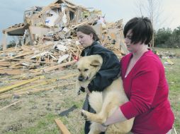 Tennesee es uno de los estados más afectados con decenas de casas destruidas; la alerta permanece en 12 estados más. AP  /