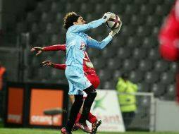 Guillermo Ochoa ataja un balón durante el último encuentro del Ajaccio. ESPECIAL  /