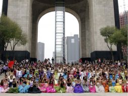Jóvenes defeñas en la celebración de sus quince años el año pasado en la capital mexicana. ARCHIVO  /