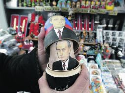 Una matrioska muestra al presidente Dmitry Medvedev (arriba), y al primer ministro Vladimir Putin, quien se perfila para ser su sucesor  /
