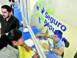 Mediante un examen socioeconómico a las familias que solicitan su incorporación al Seguro Popular.  /
