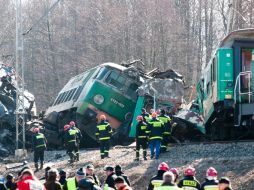 Escenario del choque de trenes ocurrido ayer cerca de la ciudad de Zawiercie. EFE  /