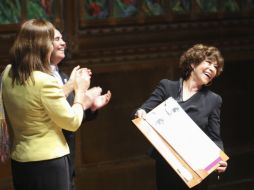 La escritora y periodista mexicana Cristina Pacheco presume su premio Rosario Castellanos, dotado con 100 mil dólares. EFE  /