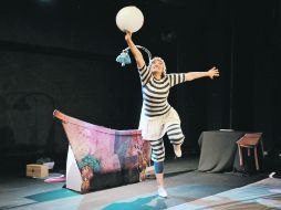 Una serie de sucesos o mala suerte, obliga a la niña, a través de un sueño, a rescatar el espíritu casi destrozado de un espejo.  /