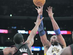 Kobe Bryant ha jugado los tres últimos partidos con una careta protectora plástica, luego de sufrir una fractura en la nariz. AP  /