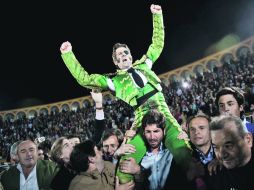 El ''Tornado'' de Jerez de la Frontera es cargado a hombros luego de su actuación en la plaza de Olivenza. AP  /