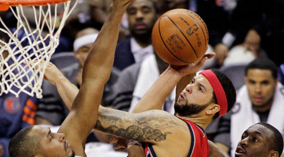 Deron Williams encesta contra los Charlotte Bobcats. AP  /