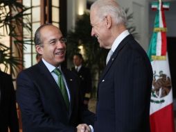 El Presidente Felipe Calderón (izq.) saluda al vicepresidente de EU, Joe Biden (der.) a su llegada a Los Pinos. AP  /
