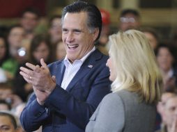 Romney con su esposa en la elección interna. EFE  /