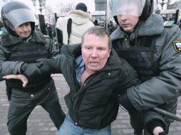 Aunque contaron con permiso para realizar la manifestación, los inconformes fueron sometidos por la Policía tras finalizar el mitin.  /