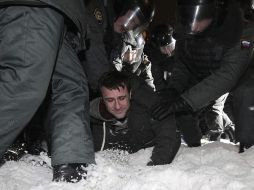 La policía detiene a un activista que participó en una manifestación. EFE  /