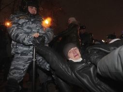 La policía detiene a los asistentes a una manifestación no autorizada. EFE  /