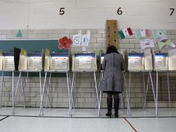 Una mujer vota en la escuela de primaria Woodland en Stow. Ohio. EFE  /