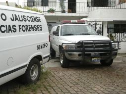 El Instituto Jalisciense de Ciencias Forenses rescató el cuerpo del infante de una fosa clandestina de un metro de profundidad.  /