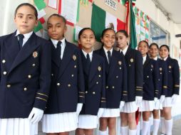 Las orgullosas niñas de la escolta.  /