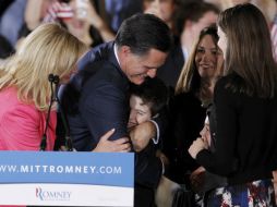 Mitt Romney abraza a su familia durante el acto principal en la ciudad de Boston. REUTERS  /