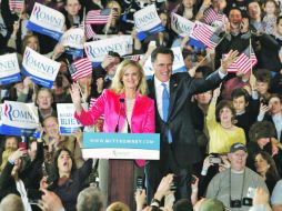 Romney arrasa en seis de los 10 estados que votaron ayer. En la imagen, junto a su esposa Ann. REUTERS  /