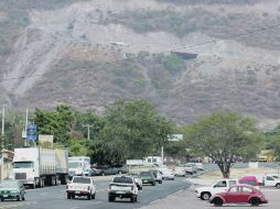 En el cerro El Travesaño, en Chapala, han removido toneladas de tierra para facilitar la construcción de los proyectos inmobiliarios.  /