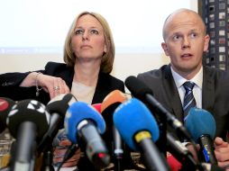 Los fiscales Inga Bejer Engh y Svein Holden (d) ofrecen una rueda de prensa en Oslo. EFE  /