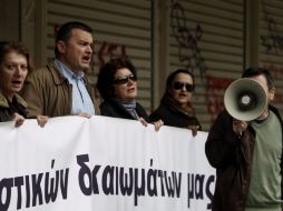 Debido al aviso de que no cobrarán quienes no se acojan a la quita de deuda, los sindicalistas se manifiestan. EFE  /