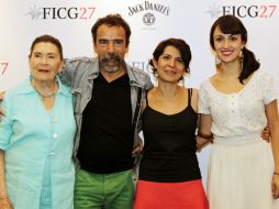 La exdirectora del encuentro fílmico, Kenya Márquez,  acompañada del actor estelar de la película Damián Alcázar.  /