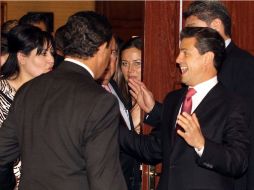 El aspirante priísta a la Presidencia (der) tuvo varias reuniones con mujeres con motivo de su día este jueves. NTX  /