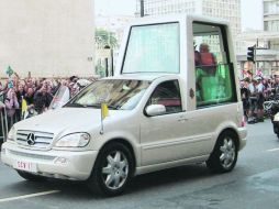 El Papamóvil, una SUV Mercedes-Benz, será conducido en México por un elemento del Estado Mayor Presidencial. ESPECIAL  /