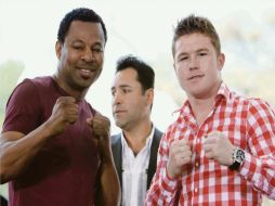 El púgil estadounidense “Sugar” Shane Mosley posa junto al jalisciense Saúl Álvarez, durante la presentación de la pelea. MEXSPORT  /