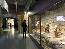 Un visitante consulta documentación en la exhibición de objetos incas, presentada en Tokio por primera ocasión. EFE  /