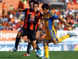 Damian Álvarez de Tigres lucha por el balón con George Corral de Jaguares. AFP  /