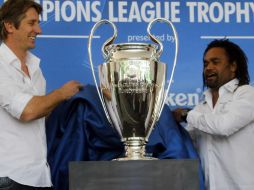 Edwin Van der Sar y Christian Karembeu, durante la presentación del trofeo en el Omnilife. EFE  /