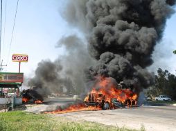 Tras las detenciones de los líderes criminales, diversos puntos de la ciudad fueron bloqueados con camiones quemados. ARCHIVO  /