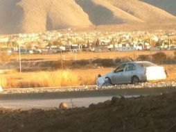 Hombre se resguarda detrás de su coche mientras ocurre la balacera. TWITTER: @miltonandree  /