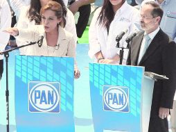 Josefina Vázquez Mota rinde protesta en el Estadio Azul; le acompaña el líder del partido, Gustavo Madero. EFE  /