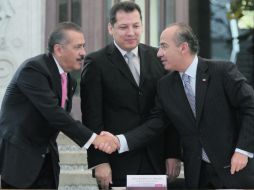 Manlio Fabio Beltrones saluda a Felipe Calderón, mientras los observa el titular de la CNDH, Raúl Plascencia. NTX  /