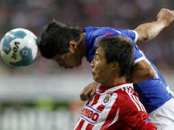 Torres (i) disputa el balón con Araújo. 'Cubo' dice que el ha dejado en el pasado la riña que tuvieron en el partido del sábado. EFE  /