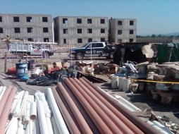 A un costado del cuerpo se hallaron ladrillos y tubos con manchas de sanfre, lo cual, hace presumir que la víctima murió a golpes.  /