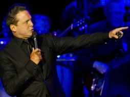 Luis Miguel hizo su aparición en el escenario con el tema ''La barca''. AP  /