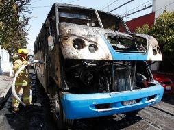 Una de las unidades del transporte público incendiadas el pasado 9 de marzo. ARCHIVO  /