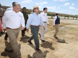El Presidente Calderón (centro) durante su gira, hoy, por el sur del país. NTX  /