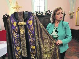 Ana Luz Hernández Lara encabezó el trabajo artesanal para la creación de la capa pluvial que usará Benedicto XVI. NTX  /