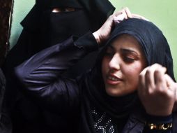 Familiares de uno de los miembros de la Yihad que fue asesinado por el ejército israelí lloran en el funeral. EFE  /