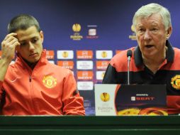 Javier Hernández (i) y Alex Ferguson durante una conferencia de prensa en el estadio de San Mamés en Bilbao. AP  /