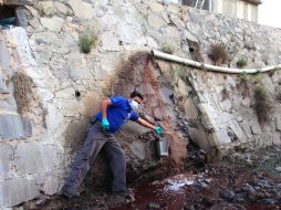 La CEA denuncia que sangre combinada con otro tipo de desecho de animales se vierte en el cauce del Arroyo Seco. ESPECIAL  /
