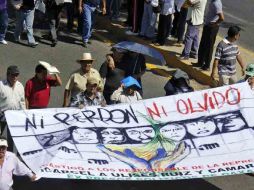 Con pancartas en mano reclamaron al gobierno estatal la presentación con vida de Carlos René. EL UNIVERSAL  /