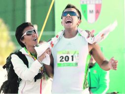 Éder Sánchez sufrió recientemente la pérdida de su padre y ya es preparado por su madre (izq.). MEXSPORT  /