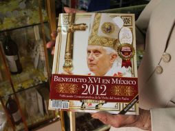 n afiche con la imagen de Benedicto XVI, en un bazar de León. EFE  /