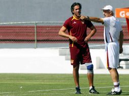 Leaño (i) tuvo un problema estomacal y en la rodilla y aún así jugó ante Pumas, revela el técnico de los emplumados. MEXSPORT  /